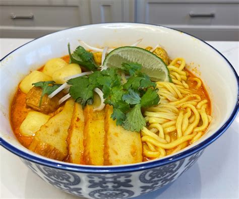  Curry Laksa: Un Affascinante Intreccio di Spezie e Cremosità Tropicale!