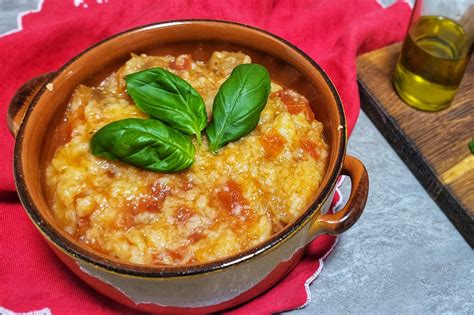   Pappa al Pomodoro: Un Comfort Food Toscano Perfetto per Riscaldare l'Anima con un Brodo Ricco e Cremoso