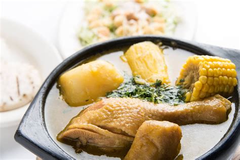  Sancocho de Gallina: Un trionfo di sapori audaci e una danza armoniosa di erbe aromatiche!