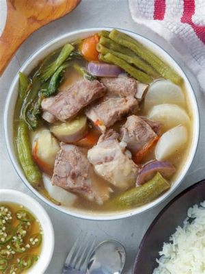  Sinigang! Un brodo acidulo e confortante che scalda l'anima